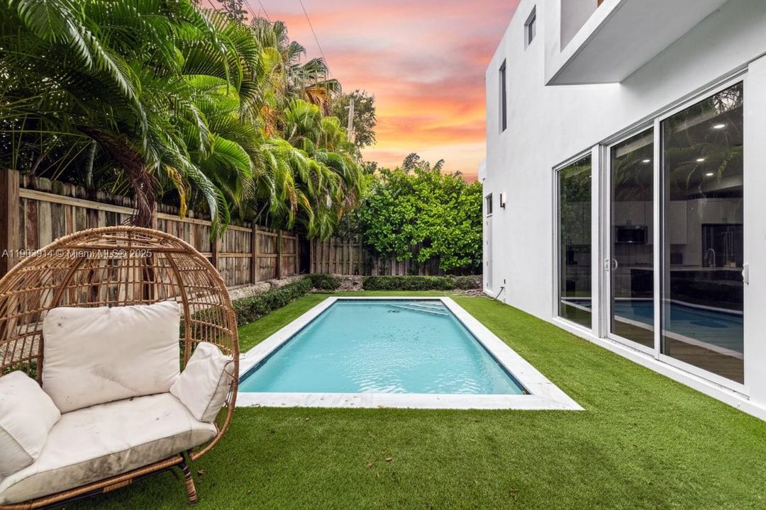 Active With Contract: $2,400,000 (5 beds, 4 baths, 3624 Square Feet)