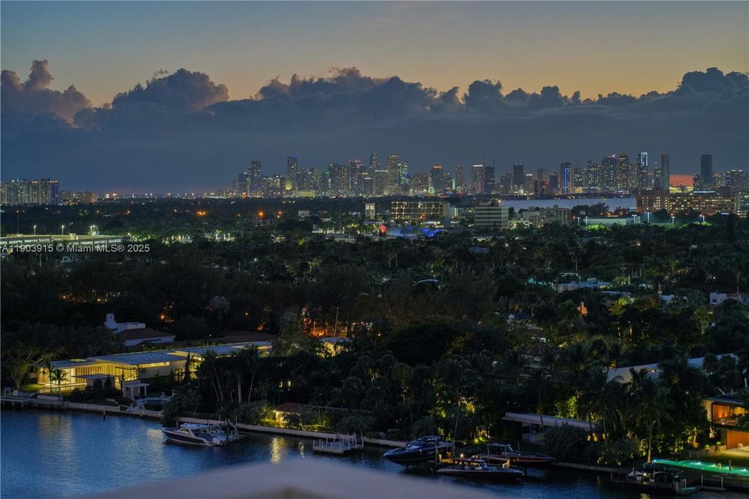 Recently Rented: $3,500 (1 beds, 1 baths, 927 Square Feet)