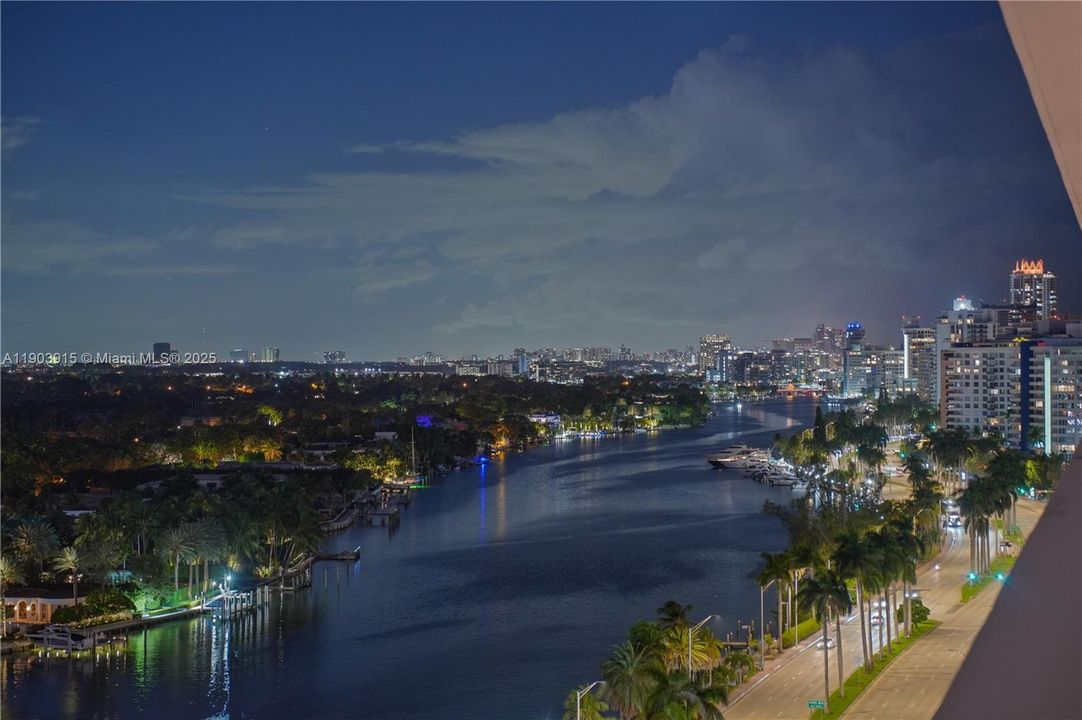 Recently Rented: $3,500 (1 beds, 1 baths, 927 Square Feet)