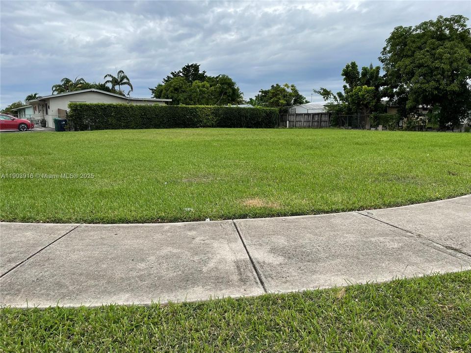 待售: $260,000 (0.24 acres)