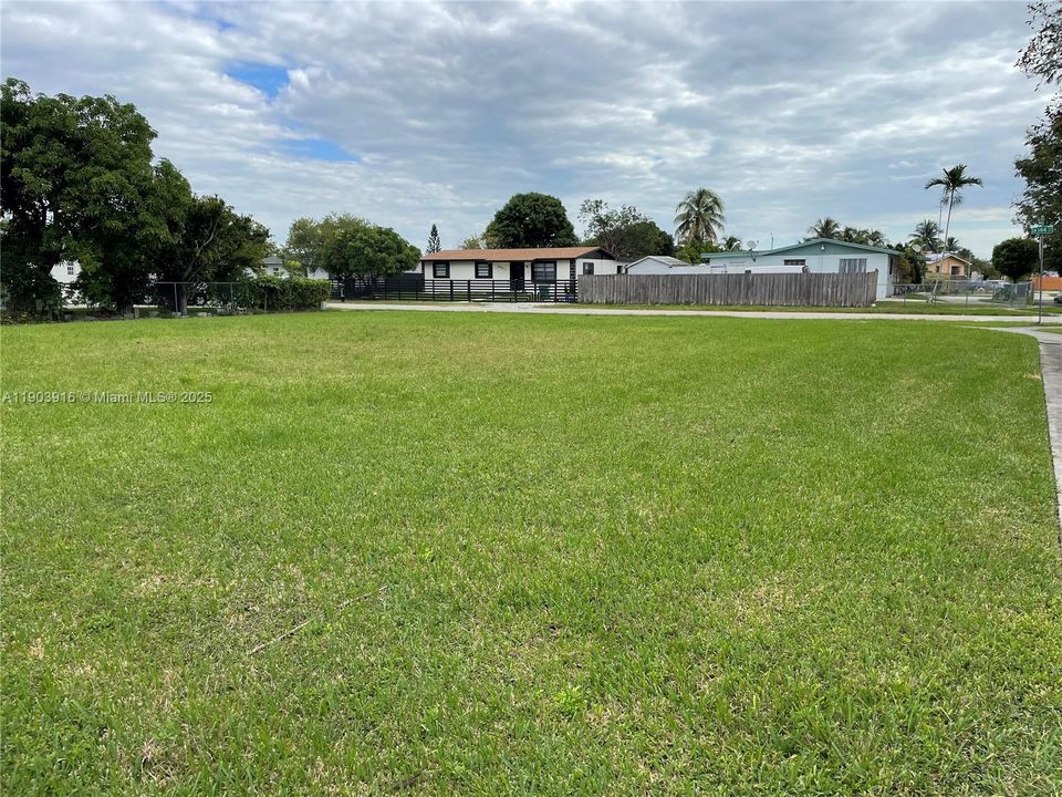 待售: $260,000 (0.24 acres)