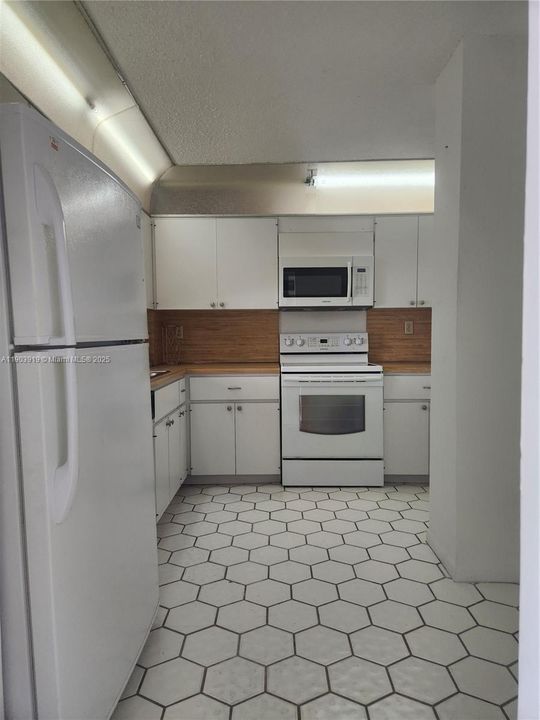 For Rent: $2,200 (1 beds, 2 baths, 1006 Square Feet)