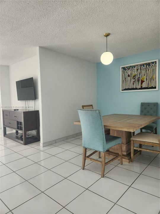 For Rent: $2,200 (1 beds, 2 baths, 1006 Square Feet)