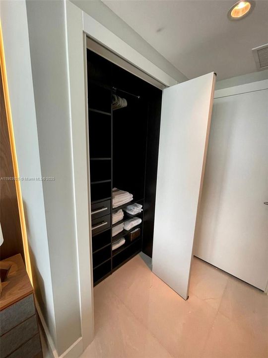 For Sale: $550,000 (1 beds, 1 baths, 799 Square Feet)