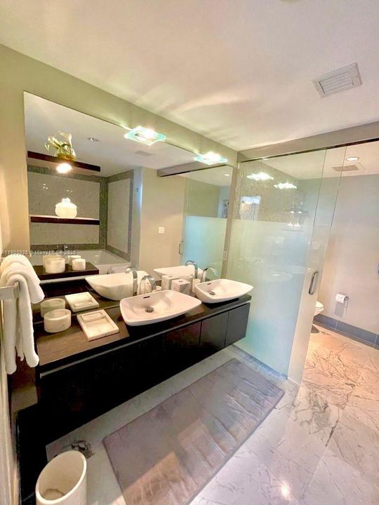 For Sale: $550,000 (1 beds, 1 baths, 799 Square Feet)