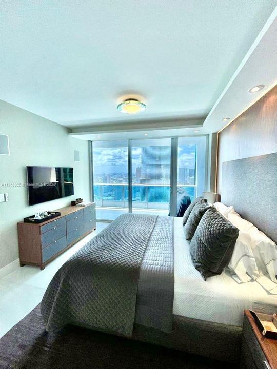 For Sale: $550,000 (1 beds, 1 baths, 799 Square Feet)