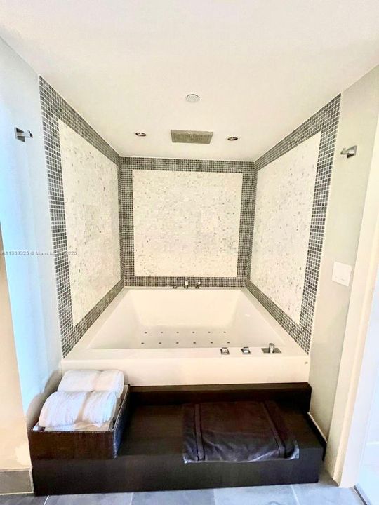 For Sale: $550,000 (1 beds, 1 baths, 799 Square Feet)