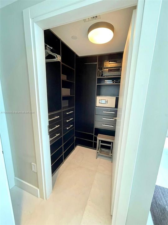 For Sale: $550,000 (1 beds, 1 baths, 799 Square Feet)