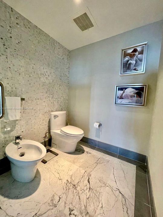 For Sale: $550,000 (1 beds, 1 baths, 799 Square Feet)