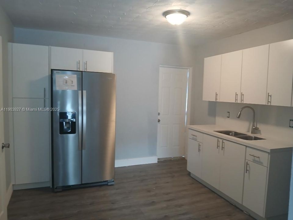 For Sale: $499,800 (4 beds, 2 baths, 1287 Square Feet)