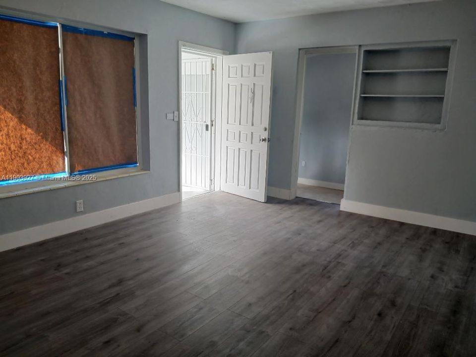 For Sale: $499,800 (4 beds, 2 baths, 1287 Square Feet)