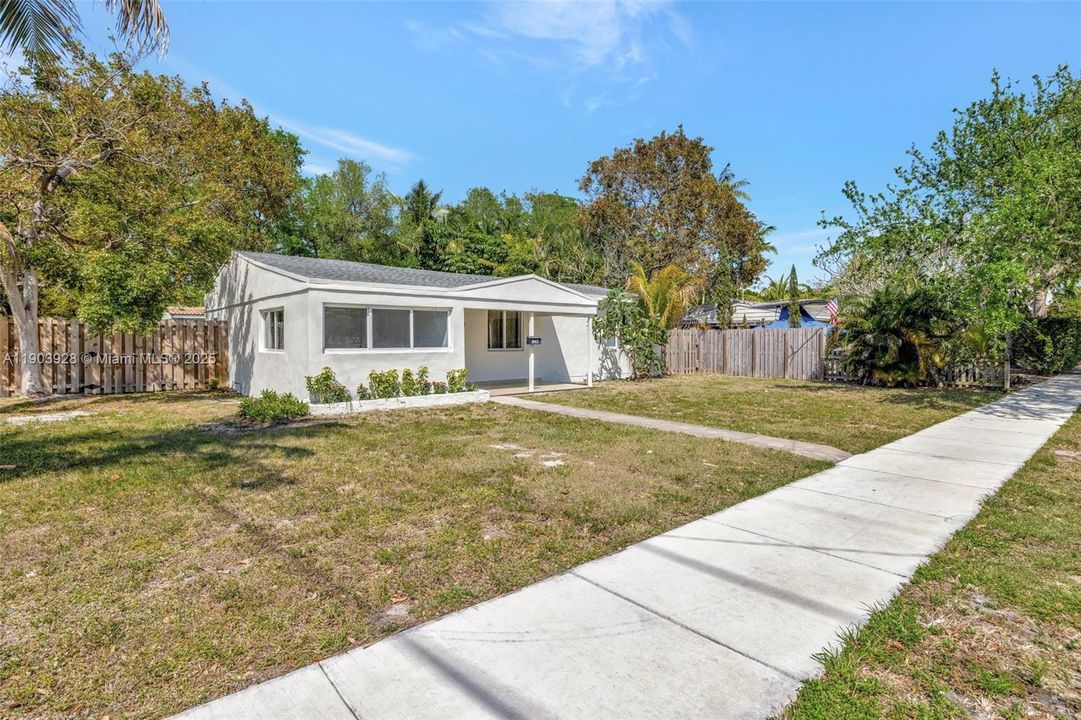 For Rent: $3,450 (3 beds, 2 baths, 1195 Square Feet)