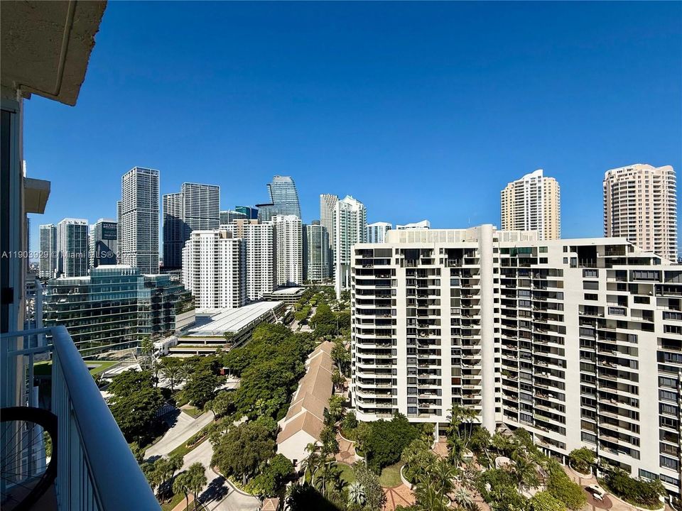 For Sale: $360,000 (1 beds, 1 baths, 708 Square Feet)