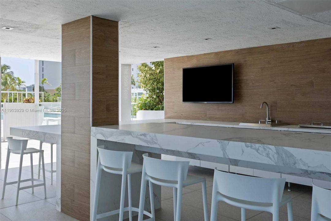 For Sale: $360,000 (1 beds, 1 baths, 708 Square Feet)