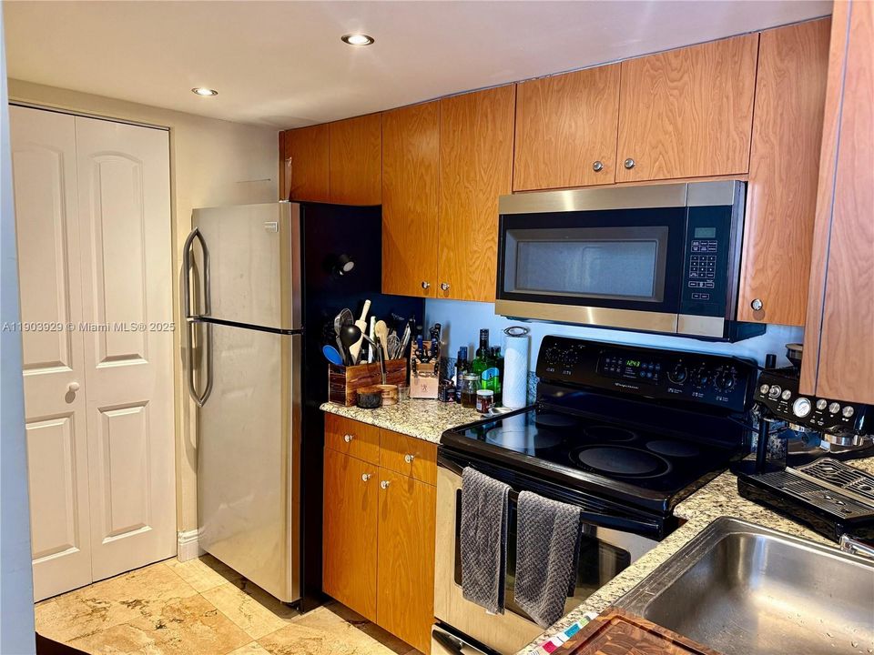 For Sale: $360,000 (1 beds, 1 baths, 708 Square Feet)