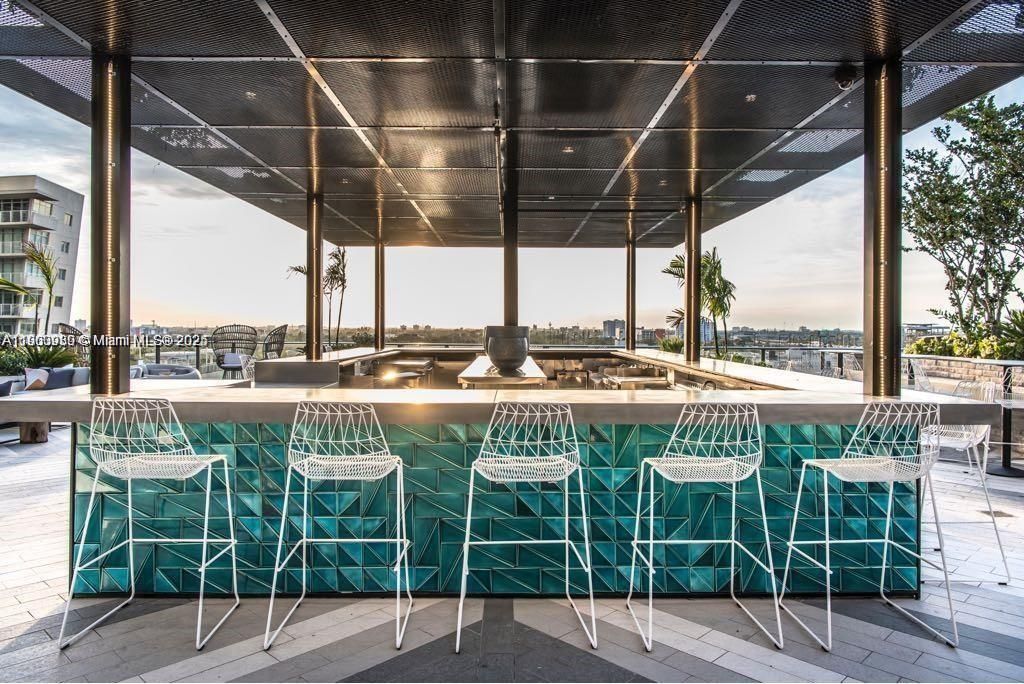 For Rent: $3,500 (1 beds, 1 baths, 712 Square Feet)