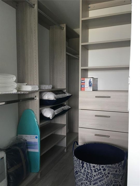 For Rent: $3,500 (1 beds, 1 baths, 712 Square Feet)