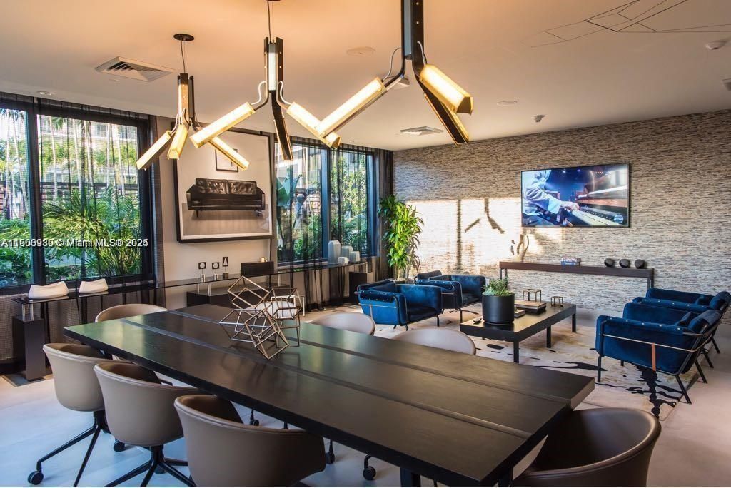 For Rent: $3,500 (1 beds, 1 baths, 712 Square Feet)