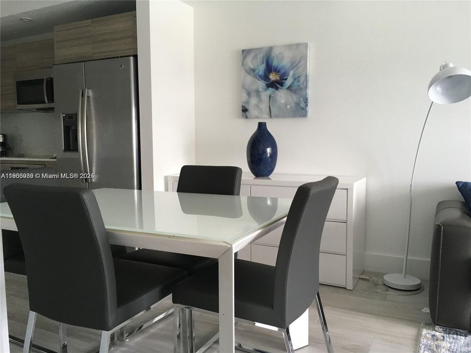 For Rent: $3,500 (1 beds, 1 baths, 712 Square Feet)