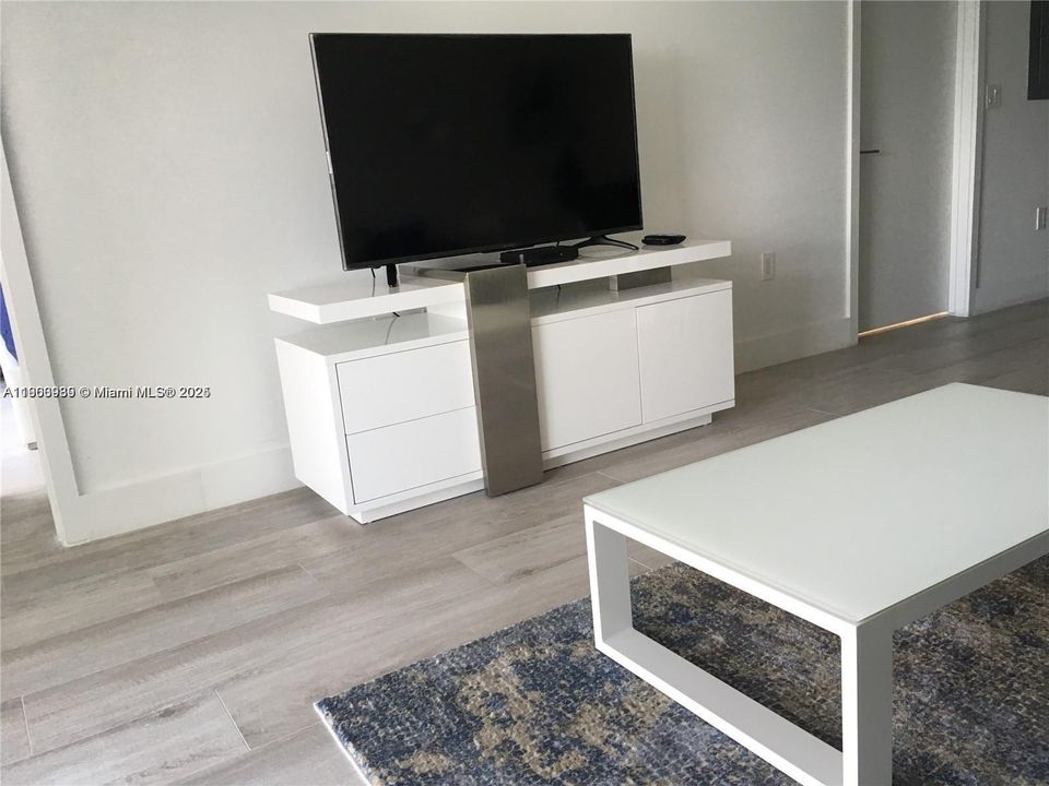 For Rent: $3,500 (1 beds, 1 baths, 712 Square Feet)