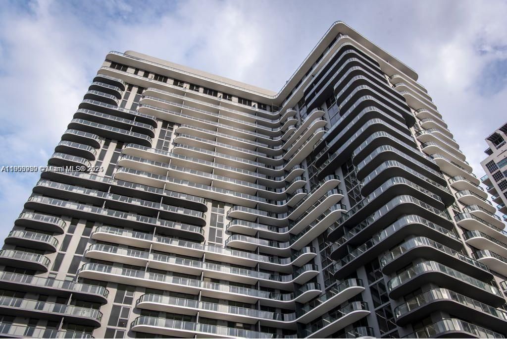 For Rent: $3,500 (1 beds, 1 baths, 712 Square Feet)