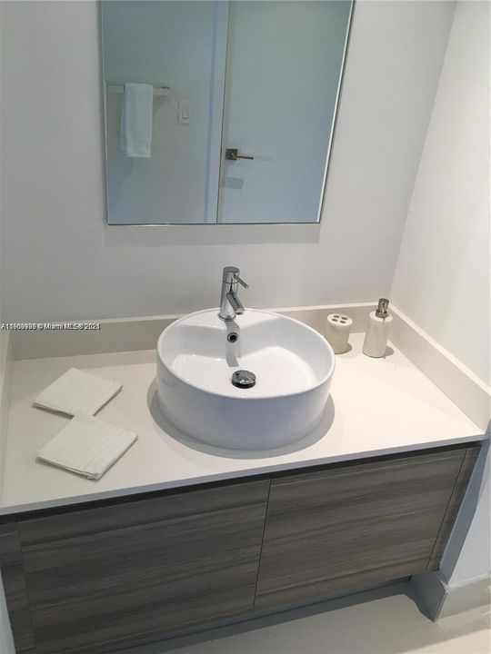 For Rent: $3,500 (1 beds, 1 baths, 712 Square Feet)