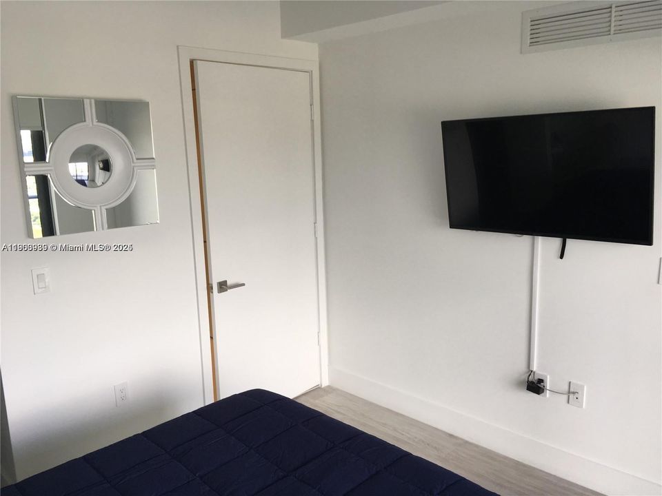 For Rent: $3,500 (1 beds, 1 baths, 712 Square Feet)