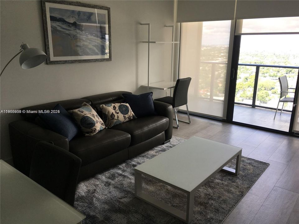 For Rent: $3,500 (1 beds, 1 baths, 712 Square Feet)