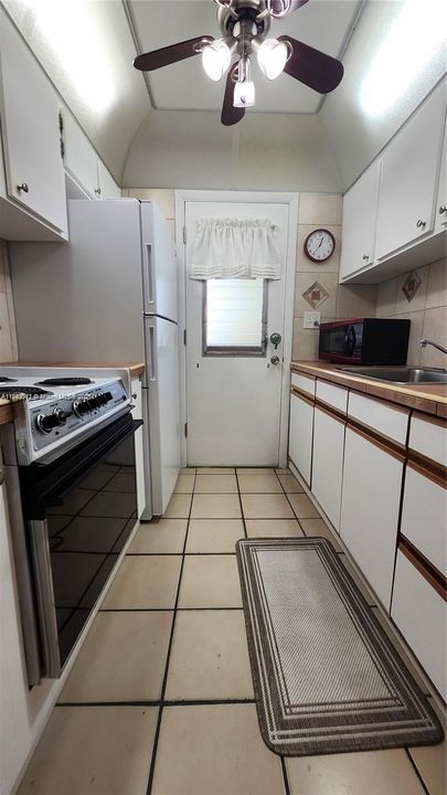 For Sale: $69,900 (1 beds, 1 baths, 688 Square Feet)