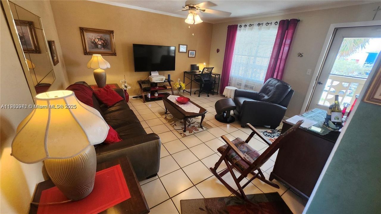 For Sale: $69,900 (1 beds, 1 baths, 688 Square Feet)