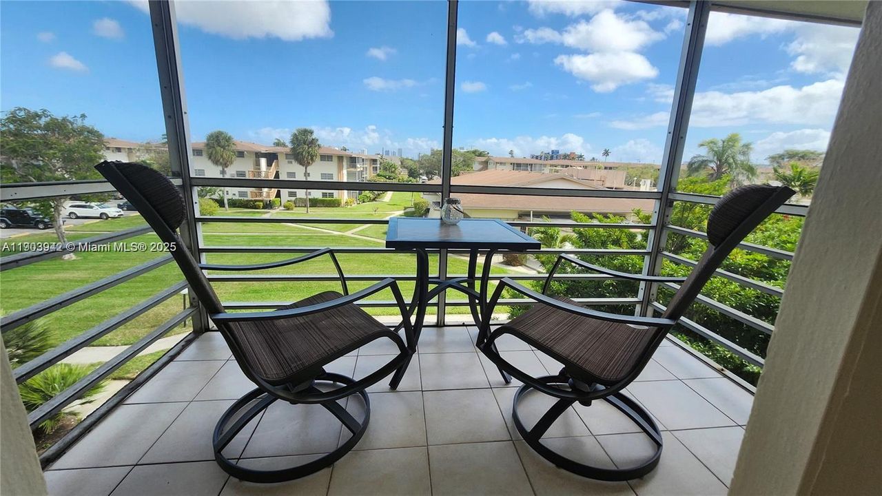 For Sale: $69,900 (1 beds, 1 baths, 688 Square Feet)