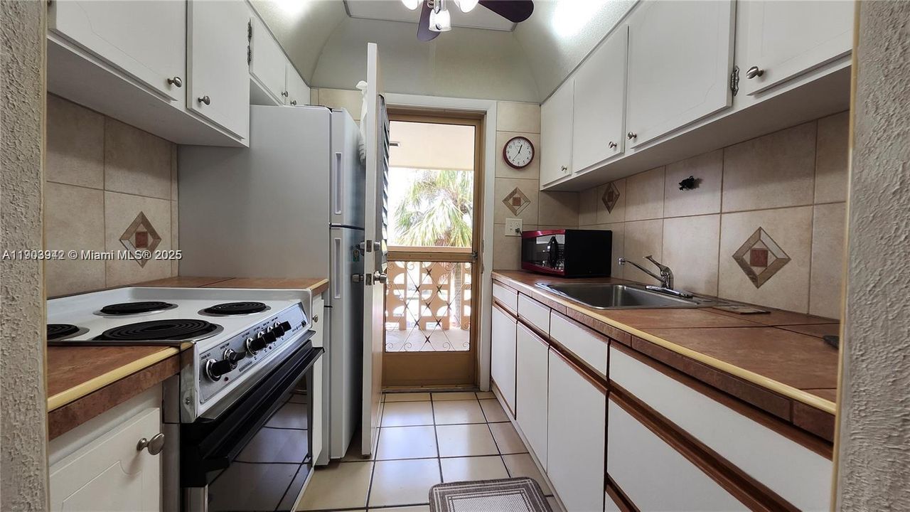 For Sale: $69,900 (1 beds, 1 baths, 688 Square Feet)