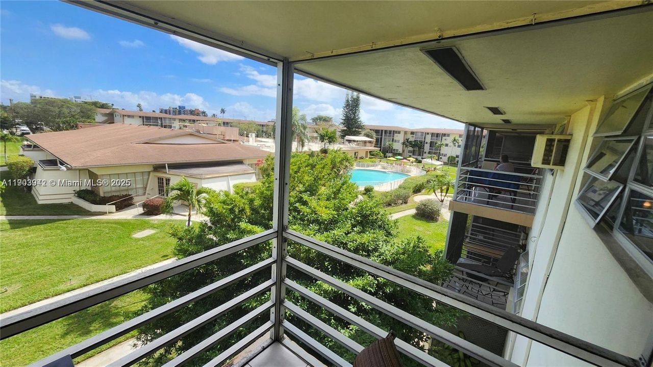 For Sale: $69,900 (1 beds, 1 baths, 688 Square Feet)