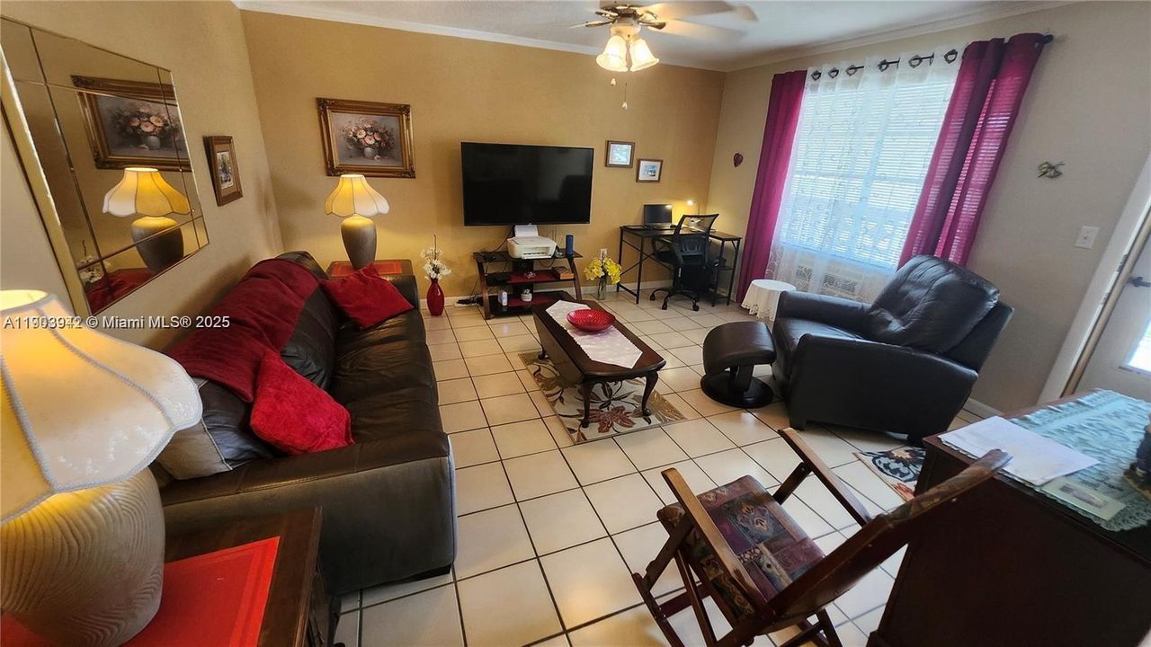 For Sale: $69,900 (1 beds, 1 baths, 688 Square Feet)