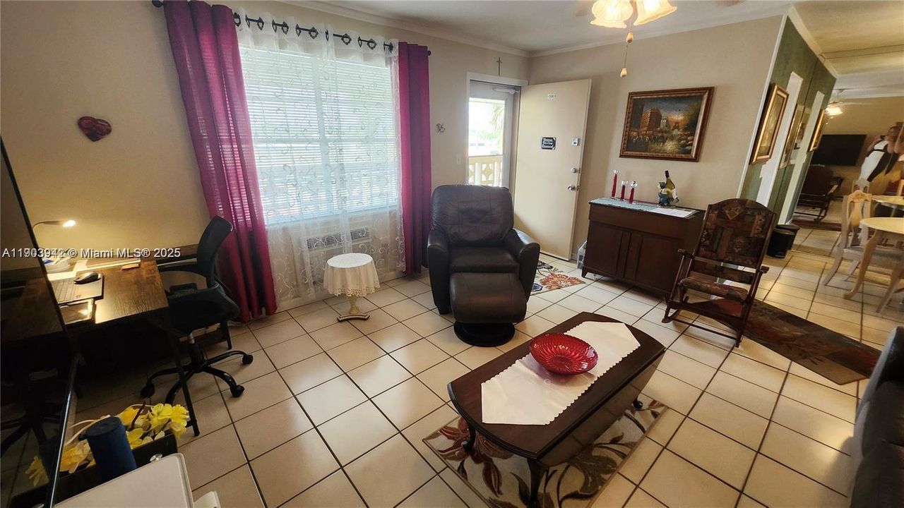 For Sale: $69,900 (1 beds, 1 baths, 688 Square Feet)