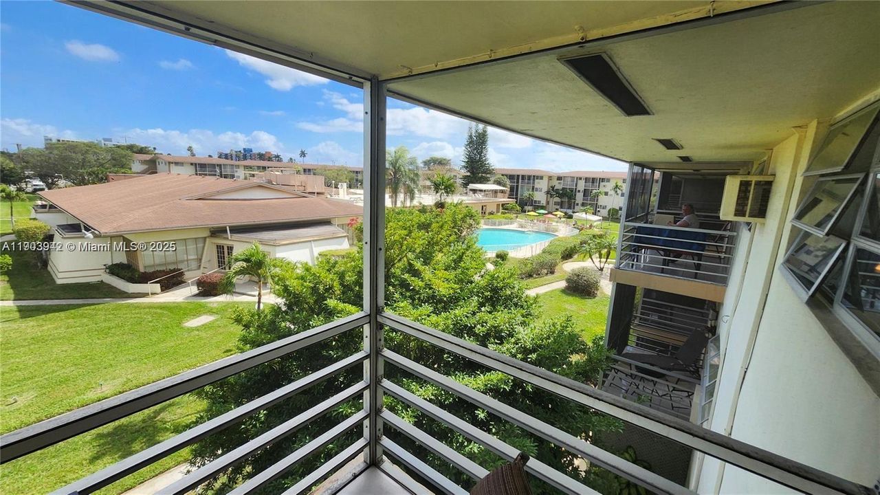 For Sale: $69,900 (1 beds, 1 baths, 688 Square Feet)