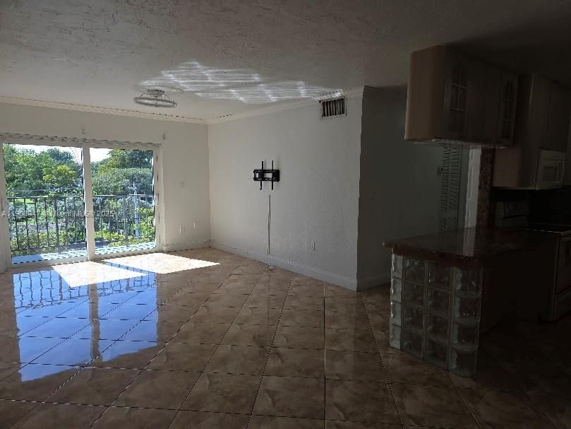 For Rent: $2,100 (2 beds, 2 baths, 852 Square Feet)