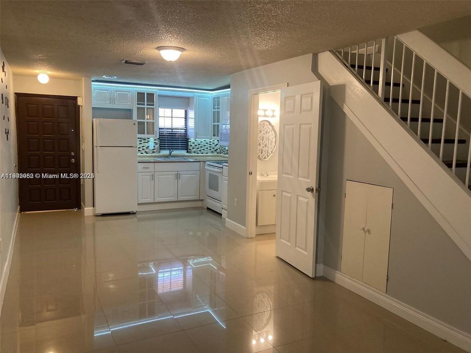 最近租的: $2,000 (1 贝兹, 1 浴室, 624 平方英尺)