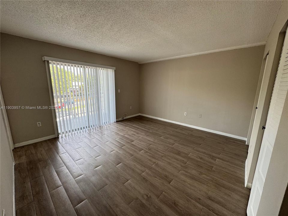 最近租的: $1,800 (1 贝兹, 1 浴室, 850 平方英尺)