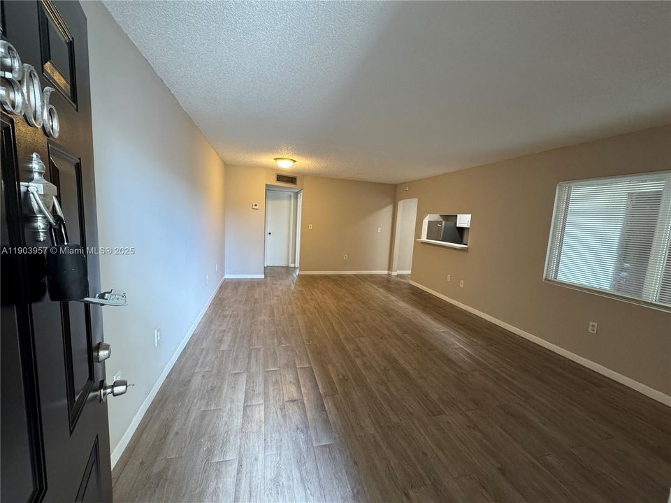 最近租的: $1,800 (1 贝兹, 1 浴室, 850 平方英尺)