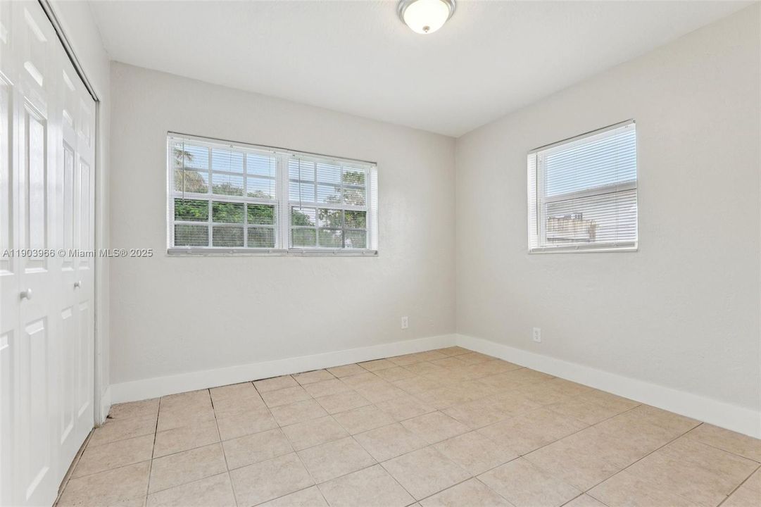 合同活跃: $389,900 (2 贝兹, 1 浴室, 920 平方英尺)