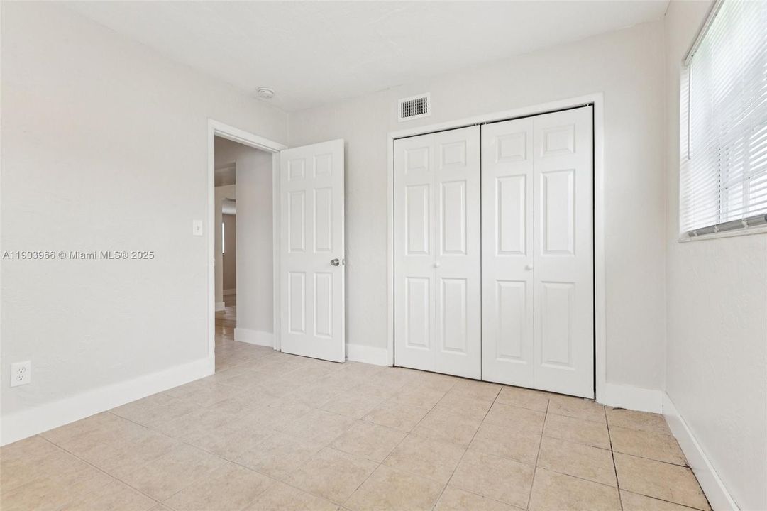 合同活跃: $389,900 (2 贝兹, 1 浴室, 920 平方英尺)