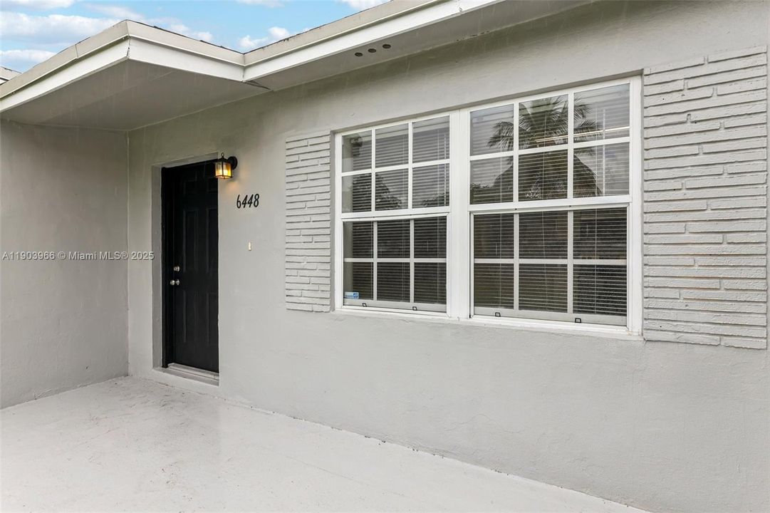 合同活跃: $389,900 (2 贝兹, 1 浴室, 920 平方英尺)