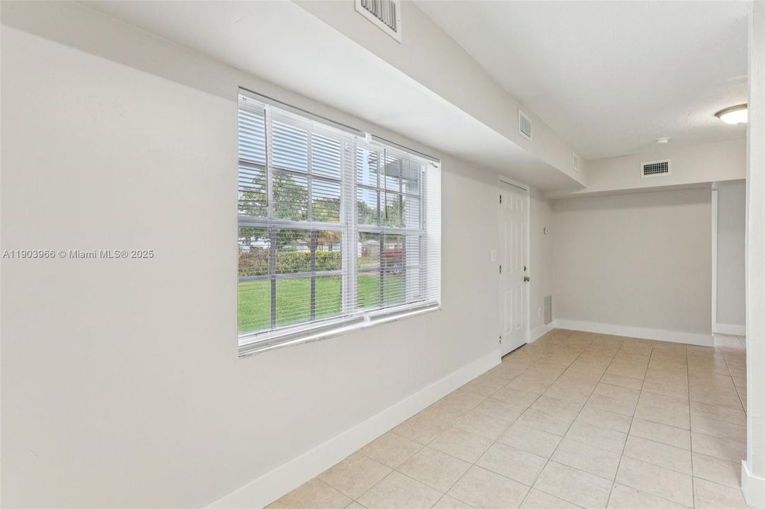 合同活跃: $389,900 (2 贝兹, 1 浴室, 920 平方英尺)