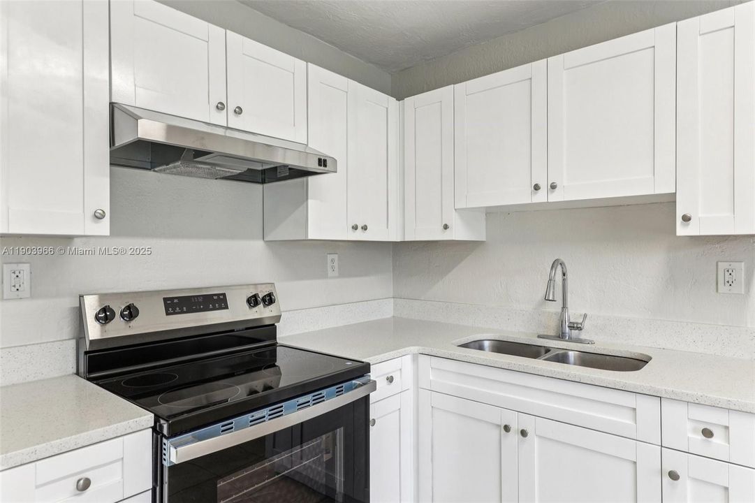 合同活跃: $389,900 (2 贝兹, 1 浴室, 920 平方英尺)