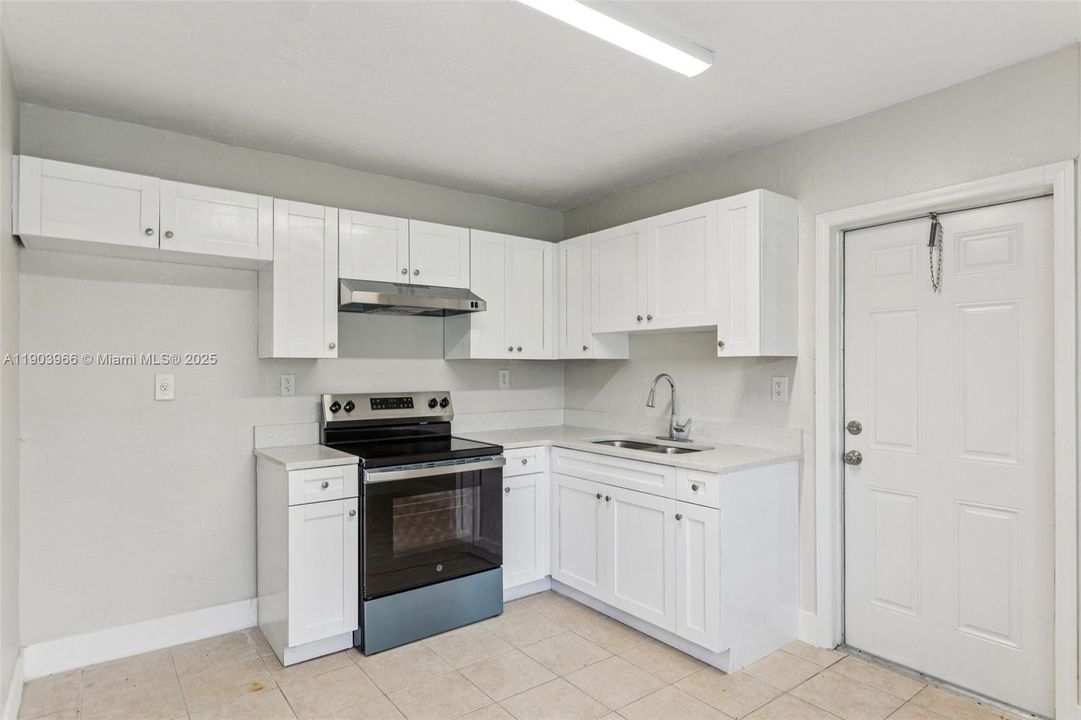 合同活跃: $389,900 (2 贝兹, 1 浴室, 920 平方英尺)