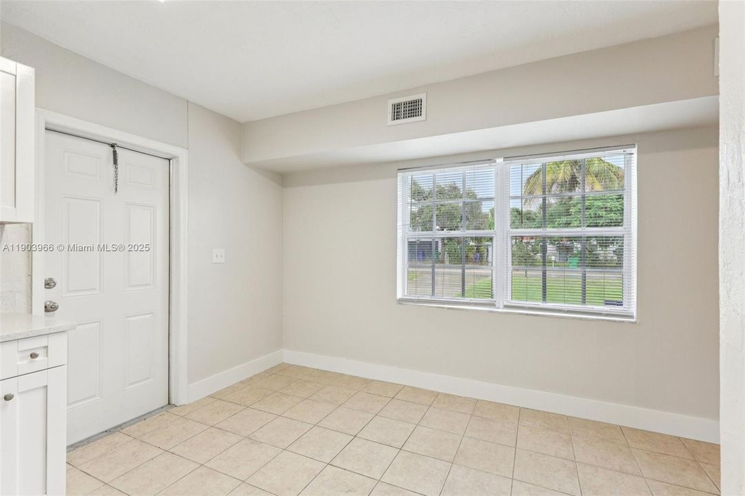 合同活跃: $389,900 (2 贝兹, 1 浴室, 920 平方英尺)