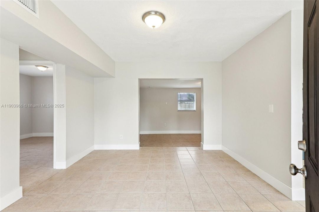 合同活跃: $389,900 (2 贝兹, 1 浴室, 920 平方英尺)