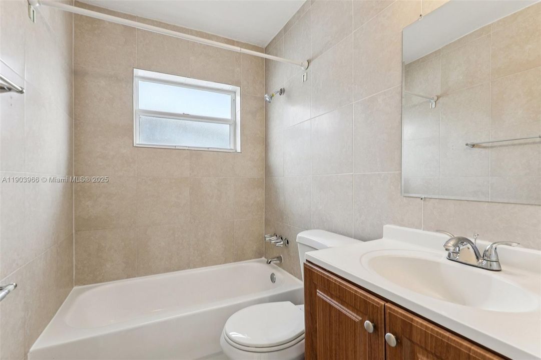 合同活跃: $389,900 (2 贝兹, 1 浴室, 920 平方英尺)