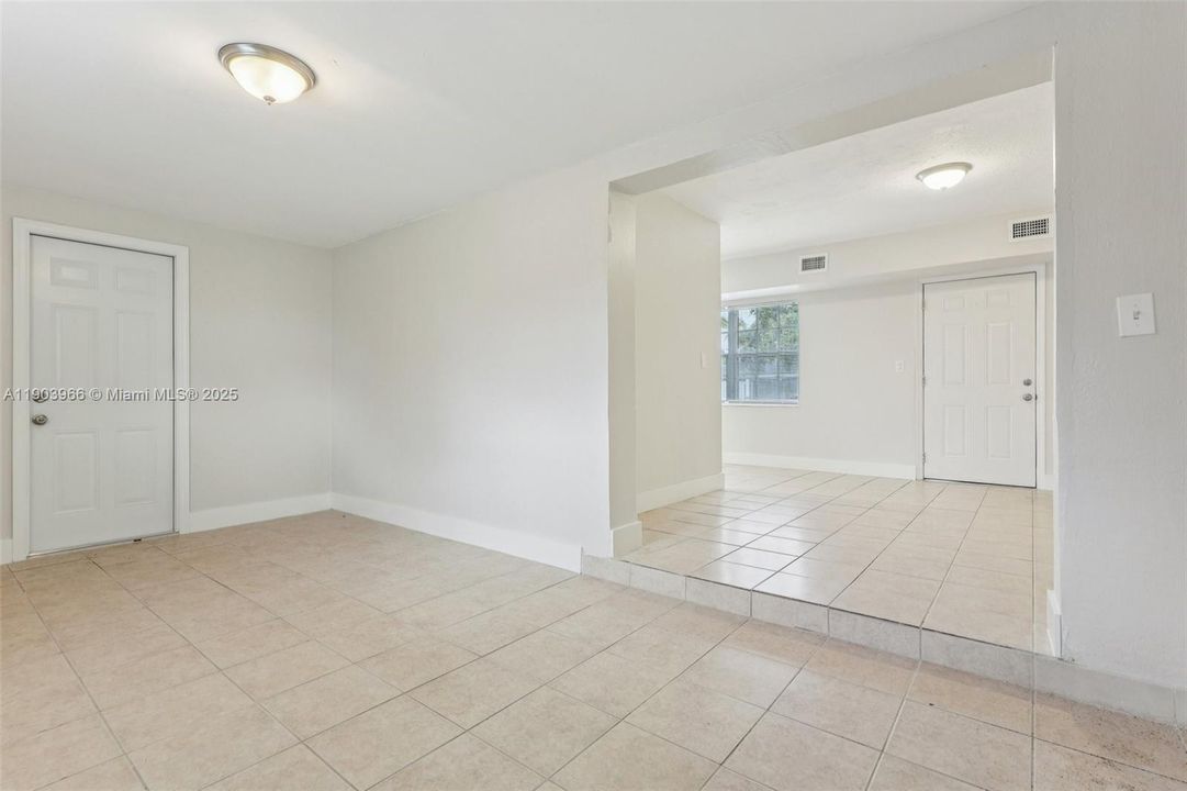 合同活跃: $389,900 (2 贝兹, 1 浴室, 920 平方英尺)